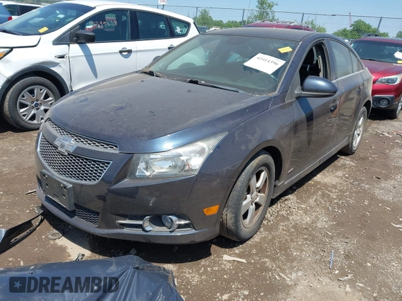 2014 Chevrolet Cruze 1LT z VIN 1G1PC5SB1E7424084, wystawiony jako IAAI lot #42414396 z przebiegiem 142 488 mil mil oraz . Historia ofert i sprzedaży dostępna na DreamBid. Obrazek 2.