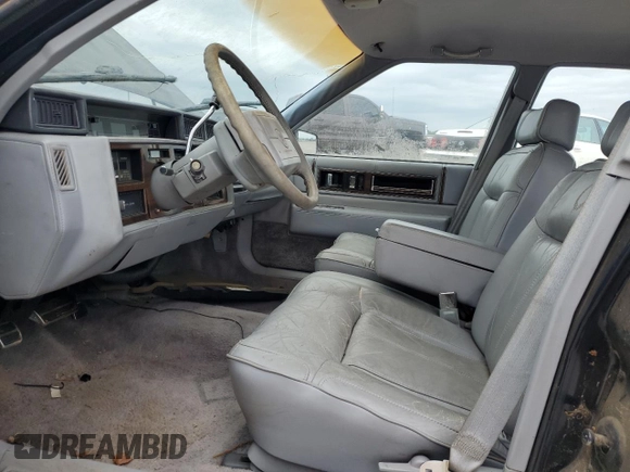 1990 Cadillac DeVille z VIN 1G6CD5337L4238206, wystawiony jako Copart lot #58214584 z przebiegiem Nie podano mil oraz Szkoda całkowita • Salvage title. Historia ofert i sprzedaży dostępna na DreamBid. Obrazek 7.