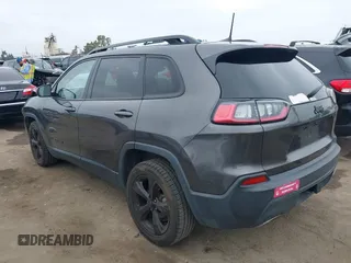 2019 Jeep Cherokee Latitude Plus z VIN 1C4PJLLN6KD326921, wystawiony jako IAAI lot #42442460 z przebiegiem 71 516 mil mil oraz . Historia ofert i sprzedaży dostępna na DreamBid. Obrazek 3.