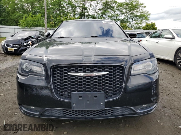 2019 Chrysler 300 S z VIN 2C3CCABG0KH601139, wystawiony jako Copart lot #59039125 z przebiegiem 82 672 mil mil oraz Czysty tytuł • Clean title. Historia ofert i sprzedaży dostępna na DreamBid. Obrazek 5.