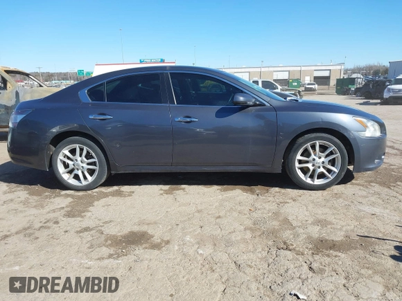 2012 Nissan Maxima SV z VIN 1N4AA5AP6CC848516, wystawiony jako IAAI lot #41711233 z przebiegiem 164 170 mil mil oraz . Historia ofert i sprzedaży dostępna na DreamBid. Obrazek 13.