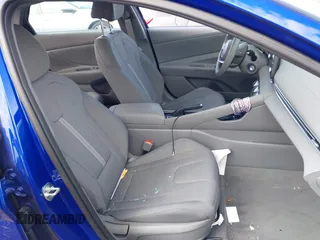 2024 Hyundai Elantra SE z VIN KMHLL4DG8RU782505, wystawiony jako IAAI lot #41934014 z przebiegiem 21 137 mil mil oraz . Historia ofert i sprzedaży dostępna na DreamBid. Obrazek 5.