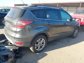 2017 Ford Escape SE z VIN 1FMCU0GD9HUB38906, wystawiony jako IAAI lot #41772488 z przebiegiem 108 259 mil mil oraz . Historia ofert i sprzedaży dostępna na DreamBid. Obrazek 4.