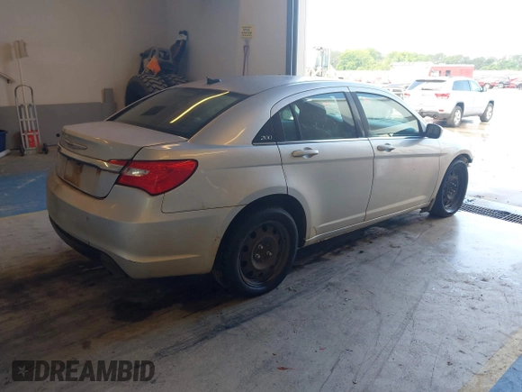 2012 Chrysler 200 Touring z VIN 1C3CCBBB6CN100372, wystawiony jako IAAI lot #42258845 z przebiegiem 241 978 mil mil oraz . Historia ofert i sprzedaży dostępna na DreamBid. Obrazek 4.