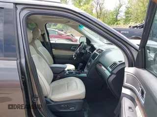 2016 Ford Explorer Platinum z VIN 1FM5K8HT4GGB49067, wystawiony jako IAAI lot #42093235 z przebiegiem 138 272 mil mil oraz . Historia ofert i sprzedaży dostępna na DreamBid. Obrazek 5.