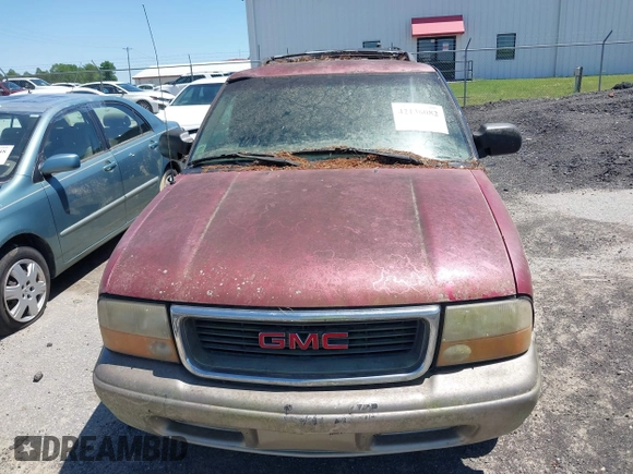 2000 GMC Jimmy SL with VIN 1GKCS13W9Y2264710, listed as a IAAI auction lot 42136082 with 206,584 mi miles. Bid and sale history available at carsss.com. Image 13.