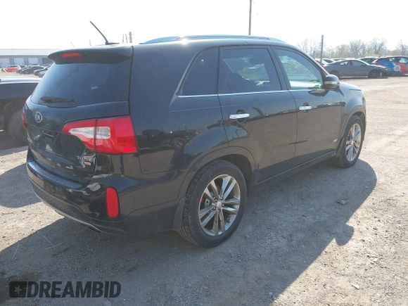 2014 Kia Sorento SX z VIN 5XYKWDA70EG455636, wystawiony jako IAAI lot #42015880 z przebiegiem 211 075 mil mil oraz . Historia ofert i sprzedaży dostępna na DreamBid. Obrazek 4.