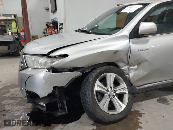 2013 Toyota Highlander Limited z VIN 5TDDK3EH3DS244711, wystawiony jako IAAI lot #41056732 z przebiegiem 156 968 mil mil oraz . Historia ofert i sprzedaży dostępna na DreamBid. Obrazek 6.