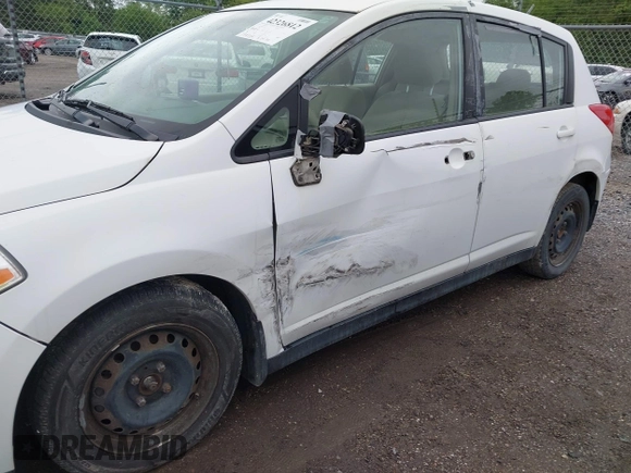 2009 Nissan Versa SL z VIN 3N1BC13E19L401296, wystawiony jako IAAI lot #42326812 z przebiegiem 178 756 mil mil oraz . Historia ofert i sprzedaży dostępna na DreamBid. Obrazek 6.