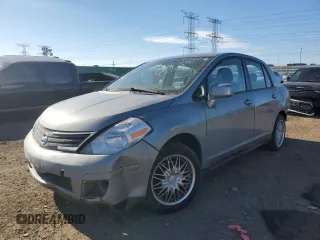 2011 Nissan Versa S z VIN 3N1BC1AP0BL373873, wystawiony jako Copart lot #49923055 z przebiegiem 135 023 mil mil oraz Nie do naprawy • Non repairable. Historia ofert i sprzedaży dostępna na DreamBid. Obrazek 1.