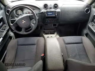 2006 Mitsubishi Raider Duro Cross z VIN 1Z7HC38N86S542959, wystawiony jako Copart lot #57301385 z przebiegiem 149 167 mil mil oraz Tytuł czysty. Historia ofert i sprzedaży dostępna na DreamBid. Obrazek 8.