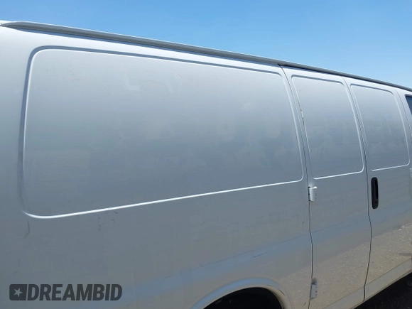 2021 Chevrolet Express Cargo z VIN 1GCWGAFP1M1235250, wystawiony jako IAAI lot #42678056 z przebiegiem 46 536 mil mil oraz . Historia ofert i sprzedaży dostępna na DreamBid. Obrazek 13.