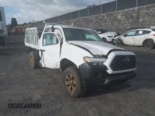 2022 Toyota Tacoma SR z VIN 3TYRX5GN5NT055800, wystawiony jako IAAI lot #42109011 z przebiegiem 30 236 mil mil oraz . Historia ofert i sprzedaży dostępna na DreamBid. Obrazek 6.