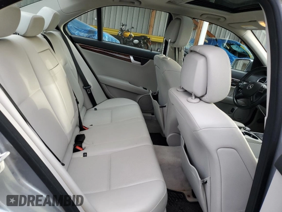 2013 Mercedes-Benz C 300 Sport z VIN WDDGF8AB2DG132238, wystawiony jako Copart lot #54061085 z przebiegiem 91 480 mil mil oraz Szkoda całkowita • Salvage title. Historia ofert i sprzedaży dostępna na DreamBid. Obrazek 10.
