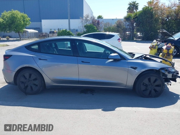 2025 Tesla Model 3 Long Range z VIN 5YJ3E1EB9SF873801, wystawiony jako IAAI lot #42141255 z przebiegiem 1612 mil mil oraz . Historia ofert i sprzedaży dostępna na DreamBid. Obrazek 13.