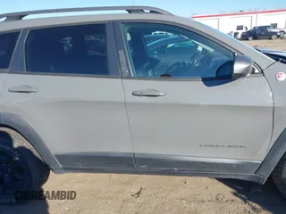 2019 Jeep Cherokee Trailhawk Elite with VIN 1C4PJMBX1KD401792, listed as a IAAI auction lot 41286027 with 70,236 mi miles. Bid and sale history available at carsss.com. Image 13.