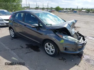 2015 Ford Fiesta SE z VIN 3FADP4EJ3FM190412, wystawiony jako IAAI lot #42421518 z przebiegiem 53 983 mil mil oraz . Historia ofert i sprzedaży dostępna na DreamBid. Obrazek 1.