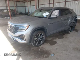 2024 Volkswagen Atlas SEL Premium R-Line z VIN 1V2FE2CA3RC242710, wystawiony jako IAAI lot #42021488 z przebiegiem 20 048 mil mil oraz . Historia ofert i sprzedaży dostępna na DreamBid. Obrazek 17.