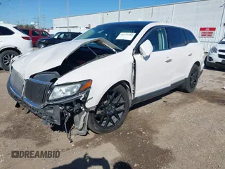 2016 Lincoln MKT EcoBoost z VIN 2LMHJ5AT0GBL00877, wystawiony jako IAAI lot #41722584 z przebiegiem 148 585 mil mil oraz . Historia ofert i sprzedaży dostępna na DreamBid. Obrazek 2.