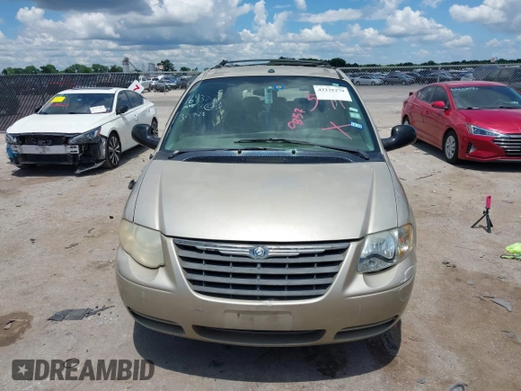 2006 Chrysler Town & Country LX z VIN 2A4GP44R76R615521, wystawiony jako IAAI lot #42231279 z przebiegiem 270 399 mil mil oraz . Historia ofert i sprzedaży dostępna na DreamBid. Obrazek 12.