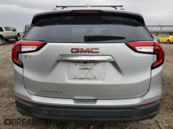 2022 GMC Terrain SLE z VIN 3GKALMEV6NL143864, wystawiony jako Copart lot #42640765 z przebiegiem 24 300 mil mil oraz Czysty tytuł • Clean title. Historia ofert i sprzedaży dostępna na DreamBid. Obrazek 6.