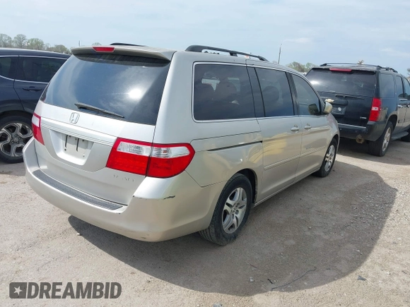 2005 Honda Odyssey EX with VIN 5FNRL38415B039809, listed as a IAAI auction lot 41884459 with 231,258 mi miles. Bid and sale history available at carsss.com. Image 4.