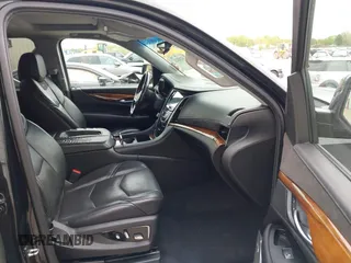 2018 Cadillac Escalade Premium Luxury z VIN 1GYS4CKJ1JR279129, wystawiony jako IAAI lot #42183231 z przebiegiem 130 086 mil mil oraz . Historia ofert i sprzedaży dostępna na DreamBid. Obrazek 5.