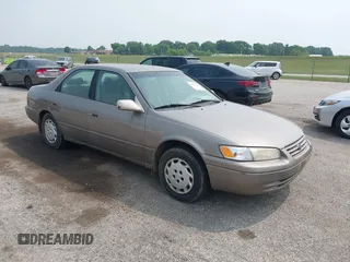1999 Toyota Camry LE z VIN 4T1BG28K2XU873401, wystawiony jako IAAI lot #42487295 z przebiegiem 163 315 mil mil oraz . Historia ofert i sprzedaży dostępna na DreamBid. Obrazek 1.