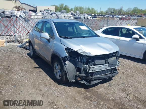 2020 Chevrolet Trax LS z VIN 3GNCJKSB0LL130816, wystawiony jako IAAI lot #42225467 z przebiegiem 55 943 mil mil oraz . Historia ofert i sprzedaży dostępna na DreamBid. Obrazek 1.