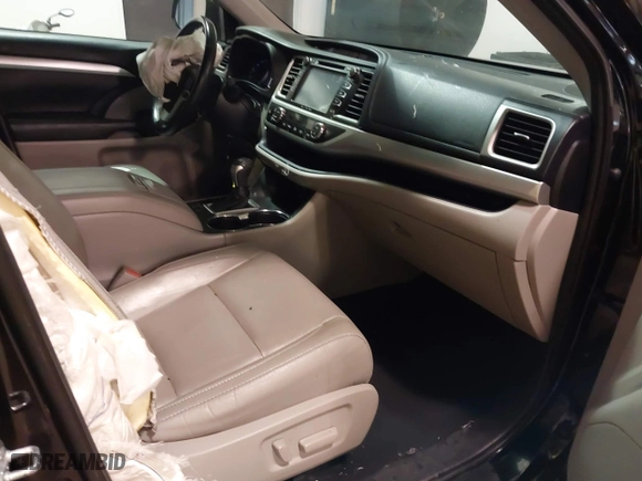 2017 Toyota Highlander XLE with VIN 5TDJZRFH1HS410312, listed as a IAAI auction lot 41729147 with 126,404 mi miles. Bid and sale history available at carsss.com. Image 5.