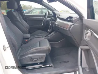 2022 Audi Q3 S line Premium Plus z VIN WA1EECF31N1148535, wystawiony jako IAAI lot #41947659 z przebiegiem 31 880 mil mil oraz . Historia ofert i sprzedaży dostępna na DreamBid. Obrazek 5.