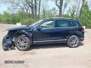2015 Volkswagen Touareg Lux z VIN WVGEP9BP2FD007450, wystawiony jako IAAI lot #42144344 z przebiegiem 174 308 mil mil oraz . Historia ofert i sprzedaży dostępna na DreamBid. Obrazek 13.