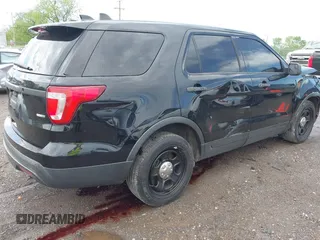 2016 Ford Police Interceptor Utility z VIN 1FM5K8AR8GGC35822, wystawiony jako IAAI lot #42091991 z przebiegiem 221 812 mil mil oraz . Historia ofert i sprzedaży dostępna na DreamBid. Obrazek 4.