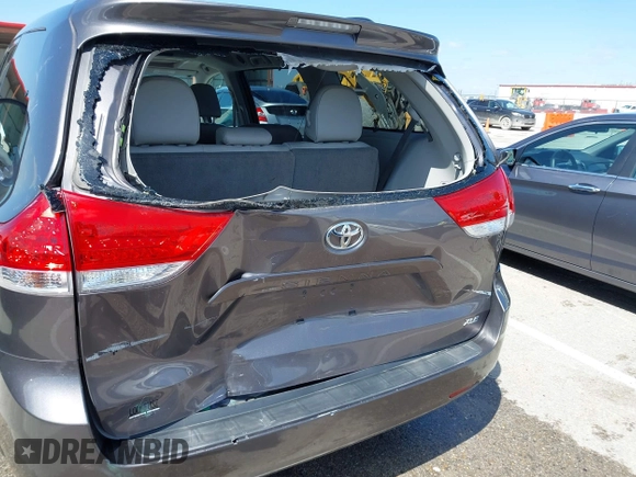 2012 Toyota Sienna XLE AAS with VIN 5TDYK3DC8CS263406, listed as a IAAI auction lot 41971770 with 186,394 mi miles. Bid and sale history available at carsss.com. Image 6.