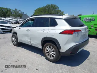 2022 Toyota Corolla Cross LE z VIN 7MUBAAAG5NV028801, wystawiony jako IAAI lot #42144175 z przebiegiem 22 715 mil mil oraz . Historia ofert i sprzedaży dostępna na DreamBid. Obrazek 3.