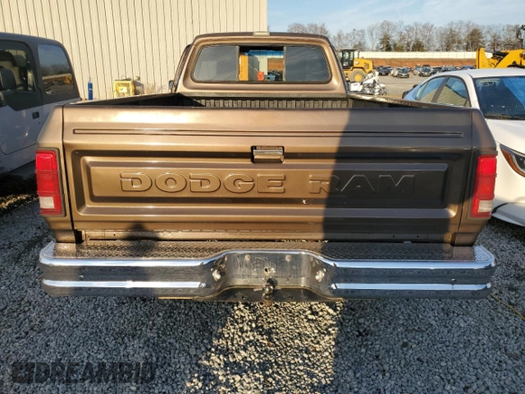 1988 Dodge D/W 100 z VIN 1B7FD04XXJS678038, wystawiony jako Copart lot #84737964 z przebiegiem 19 276 mil mil oraz Szkoda całkowita • Salvage title. Historia ofert i sprzedaży dostępna na DreamBid. Obrazek 6.