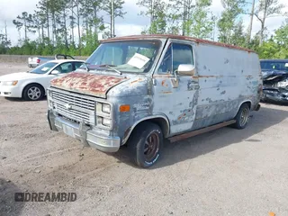 1983 Chevrolet Chevy Van z VIN 1GCEG25H7D7170543, wystawiony jako IAAI lot #41955600 z przebiegiem 49 027 mil mil oraz . Historia ofert i sprzedaży dostępna na DreamBid. Obrazek 2.