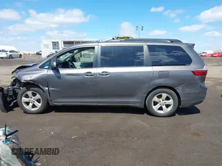 2015 Toyota Sienna LE AAS z VIN 5TDKK3DC6FS649056, wystawiony jako IAAI lot #41978844 z przebiegiem 182 694 mil mil oraz . Historia ofert i sprzedaży dostępna na DreamBid. Obrazek 14.
