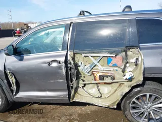 2018 Toyota Highlander SE z VIN 5TDJZRFH0JS549854, wystawiony jako IAAI lot #41771573 z przebiegiem 101 553 mil mil oraz . Historia ofert i sprzedaży dostępna na DreamBid. Obrazek 14.