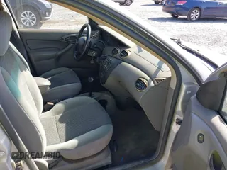 2003 Ford Focus SE z VIN 1FAFP34Z23W257426, wystawiony jako IAAI lot #40736207 z przebiegiem 87 447 mil mil oraz . Historia ofert i sprzedaży dostępna na DreamBid. Obrazek 5.