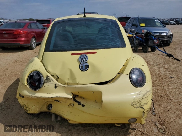 2000 Volkswagen Beetle GLX with VIN 3VWDD21CXYM493847, listed as a Copart auction lot 45301135 with 141,676 mi miles and Salvage Title. Bid and sale history available at DreamBid. Image 6.