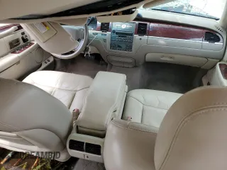 2005 Lincoln Town Car Signature Limited z VIN 1LNHM82W25Y620232, wystawiony jako Copart lot #57701395 z przebiegiem 263 977 mil mil oraz Nie do naprawy. Historia ofert i sprzedaży dostępna na DreamBid. Obrazek 8.