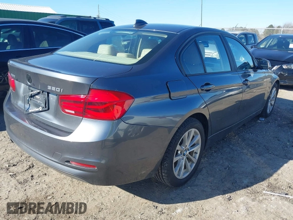 2016 BMW 3 Series 320i xDrive z VIN WBA8A3C54GK688539, wystawiony jako IAAI lot #41367993 z przebiegiem 56 419 mil mil oraz . Historia ofert i sprzedaży dostępna na DreamBid. Obrazek 4.