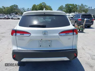 2022 Toyota Corolla Cross LE z VIN 7MUBAAAG5NV028801, wystawiony jako IAAI lot #42144175 z przebiegiem 22 715 mil mil oraz . Historia ofert i sprzedaży dostępna na DreamBid. Obrazek 16.