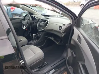 2020 Chevrolet Sonic LT z VIN 1G1JG6SB6L4139086, wystawiony jako IAAI lot #41070670 z przebiegiem 73 324 mil mil oraz . Historia ofert i sprzedaży dostępna na DreamBid. Obrazek 5.