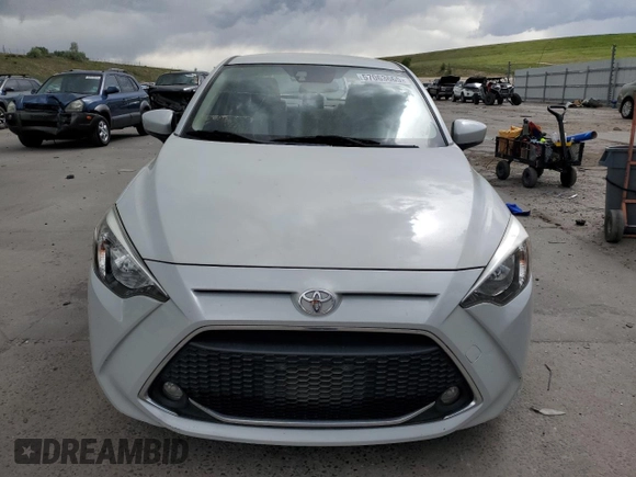 2019 Toyota Yaris L z VIN 3MYDLBYV6KY514188, wystawiony jako Copart lot #57063665 z przebiegiem 42 478 mil mil oraz Szkoda całkowita • Salvage title. Historia ofert i sprzedaży dostępna na DreamBid. Obrazek 5.