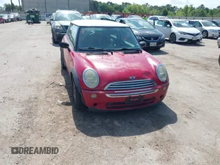2006 MINI Hardtop z VIN WMWRC33536TJ74995, wystawiony jako IAAI lot #42339671 z przebiegiem 219 625 mil mil oraz . Historia ofert i sprzedaży dostępna na DreamBid. Obrazek 1.