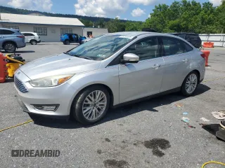 2015 Ford Focus Titanium z VIN 1FADP3J27FL267339, wystawiony jako Copart lot #63395835 z przebiegiem 73 372 mil mil oraz Szkoda całkowita • Salvage title. Historia ofert i sprzedaży dostępna na DreamBid. Obrazek 1.