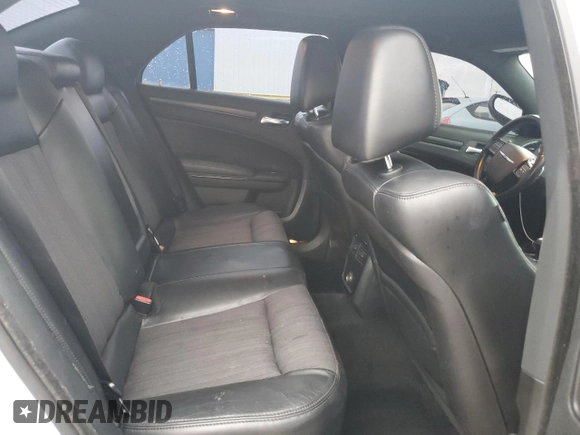 2013 Chrysler 300 S z VIN 2C3CCAGG1DH590552, wystawiony jako Copart lot #83837574 z przebiegiem 213 704 mil mil oraz Nie do naprawy • Non repairable. Historia ofert i sprzedaży dostępna na DreamBid. Obrazek 10.