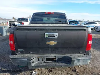 2010 Chevrolet Silverado 1500 LT with VIN 3GCRKSE32AG129922, listed as a IAAI auction lot 40910846 with 122,255 mi miles. Bid and sale history available at carsss.com. Image 20.